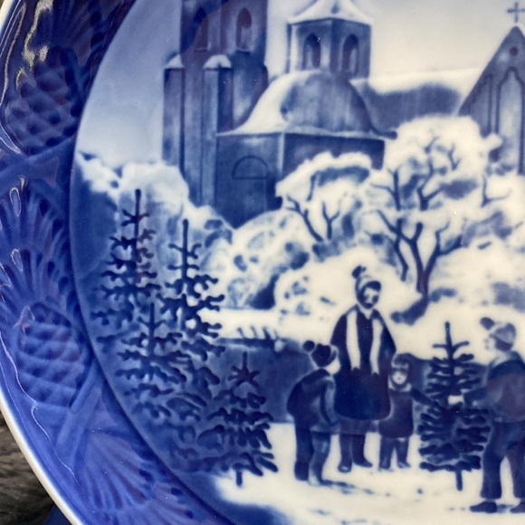 Royal Copenhagen Blue Winter Scene Plate - Picture 13 of 16